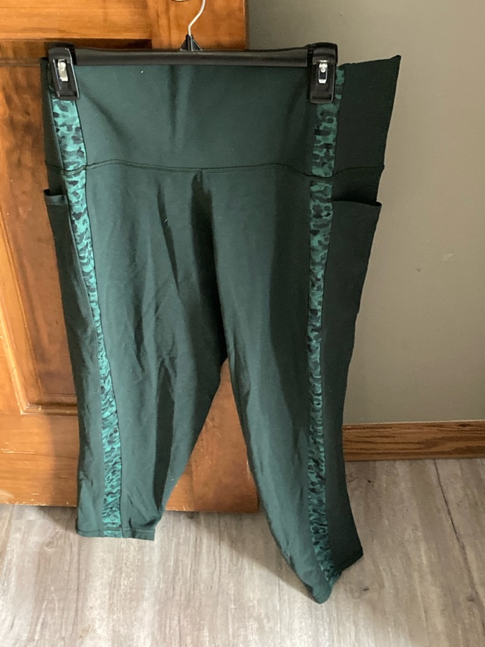 Athleta Forest green salutation stash with pockets 7/8 leggings